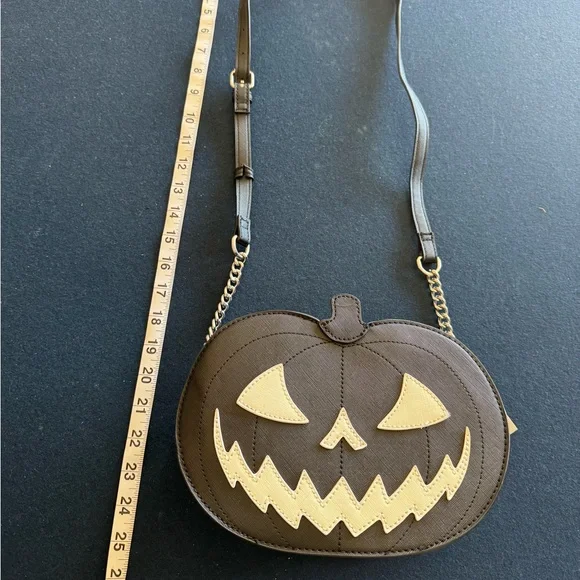 JACK O LANTERN purse! Adjustable, lined, zipper closure and oh so CUTE🖤🎃🖤 - Picture 3 of 9